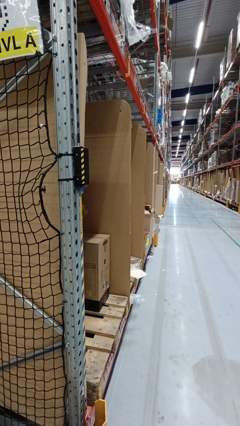 Pasillo de estanterías monitorizado.